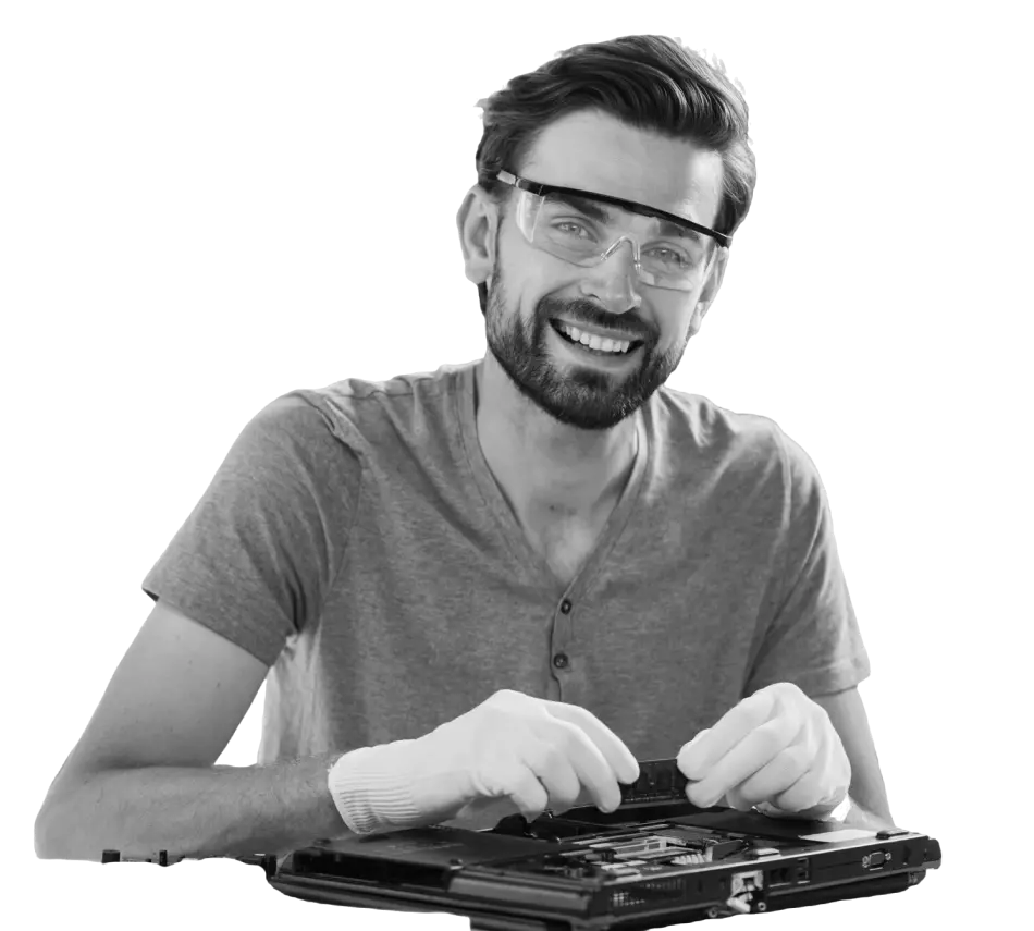 Hombre reparando ordenador o computadora.